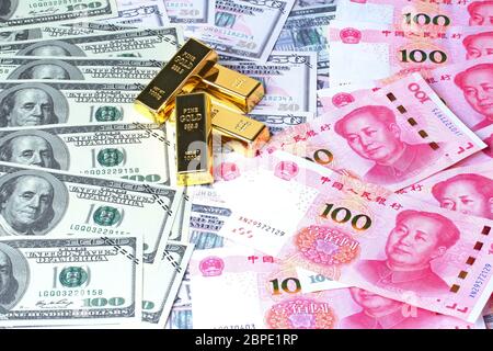 Varites dollari di denaro, la banconota degli Stati Uniti e Yuan banconota, cinese banconote laici sparsi doppio con barre d'oro e sangue in siringa su banconote l Foto Stock