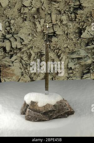 Una spada Excalibur in pietra in inverno. Immagine di rendering 3D Foto Stock