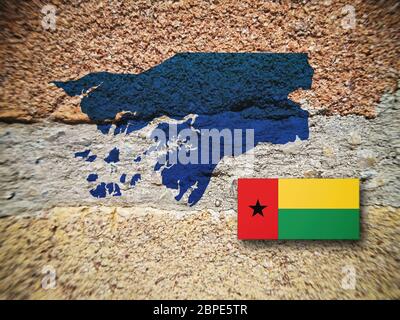 Mappa e bandiera della Guinea Bissau su sfondo di pietra, illustrazione 3D Foto Stock