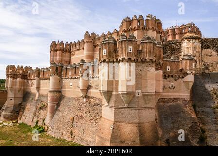 Castello di Coca (Castillo de coca) è una fortificazione costruita nel XV secolo e si trova nella Coca, in provincia di Segovia Castilla y Leon, Spagna Foto Stock