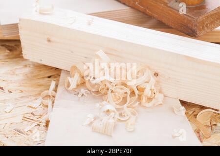 Hobel mit Holz Spänen in einer Schreinerei bei der Holzbearbeitung Nahaufnahme in dettaglio Foto Stock