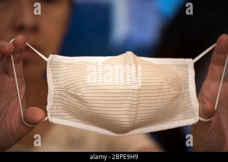 Il governo di Hong Kong distribuisce gratuitamente maschere riutilizzabili "CuMask+" a tutti i cittadini per contribuire a proteggere contro il Coronavirus, COVID-19, 2020, Hong Kong, Foto Stock