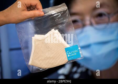 Il governo di Hong Kong distribuisce gratuitamente maschere riutilizzabili "CuMask+" a tutti i cittadini per contribuire a proteggere contro il Coronavirus, COVID-19, 2020, Hong Kong, Foto Stock