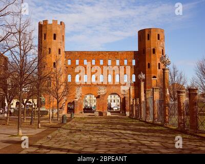 Vintage cercando Torri Palatine Porte Palatine rovine dell antica città romana cancelli in Torino Foto Stock