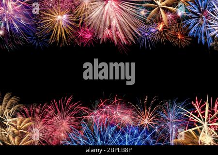 Una coloratissima confine dei fuochi d'artificio diverso con copyspace al centro dell'immagine. Foto Stock