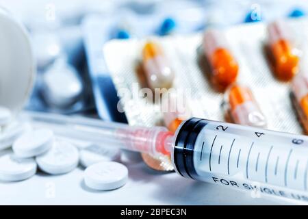 Siringa con le fiale di vetro e farmaci pillole sfondo del farmaco Foto Stock
