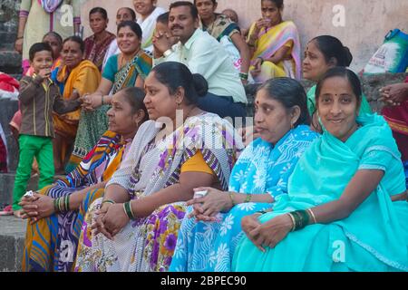 Membri allegri di una famiglia indiana estesa, per lo più donne e pochi uomini, in una visita al sito sacro (indù) Banganga Tank a Walkeshwar, Mumbai, India Foto Stock