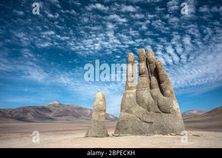La Mano de Desierto è una grande scultura di una mano si trova nel deserto di Atacama nel Cile Foto Stock