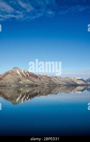 Kreuzfahrtschiffs an Kreuzfahrtschiffs in den Fjorden Norwegens mit Spiegelung von Berge im Wasser Foto Stock