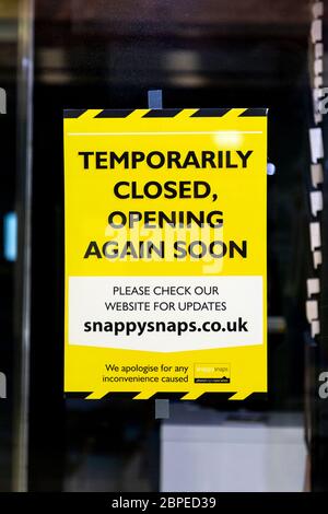10 maggio 2020, Londra, Regno Unito - cartello temporaneamente chiuso presso il negozio Snappy Snaps di Canary Wharf durante il blocco dell'epidemia di Coronavirus Foto Stock