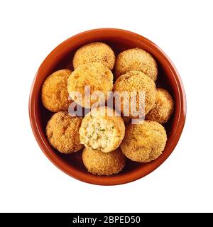 Dimezzato e tutta la frittura di bacalao crocchette di purè di patate servita per tapas spagnole effettuate con impanati merluzzo essiccato visto dal tettuccio su bianco Foto Stock