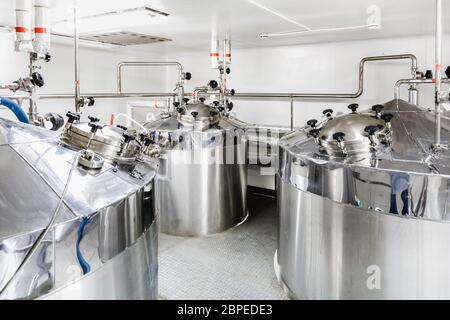 La caldaia di acqua o serbatoio su industria farmaceutica o impianto chimico Foto Stock