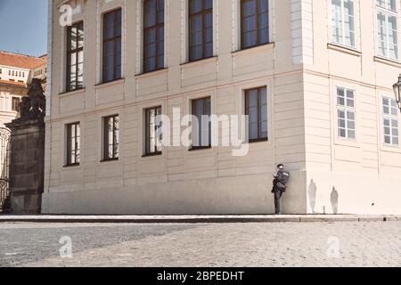 Castello di Praga, Repubblica Ceca senza turisti durante la pandemia di Covid19, in una giornata di sole, solo pochi locali intorno Foto Stock