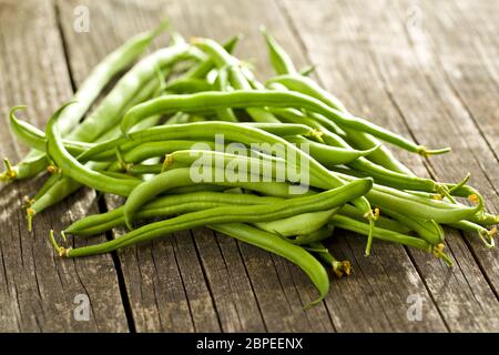 Fagioli verdi sul vecchio tavolo in legno Foto Stock