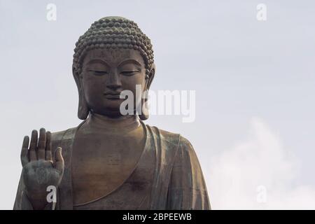 Tian Tan mondo seduta più grande Buddha di bronzo presso il Villaggio di Ngong Ping in Hong Kong Closeup Foto Stock