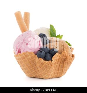 Ice Cream scoop nella ciotola di wafer su sfondo bianco Foto Stock