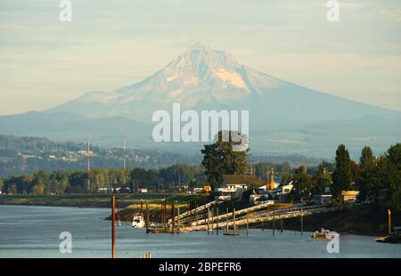 Alcune abitazioni residenziali si verificano sul fiume Foto Stock