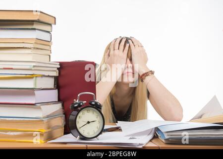 Lo studente che copre la sua gli occhi con le mani a prendere una pausa dai loro studi Foto Stock