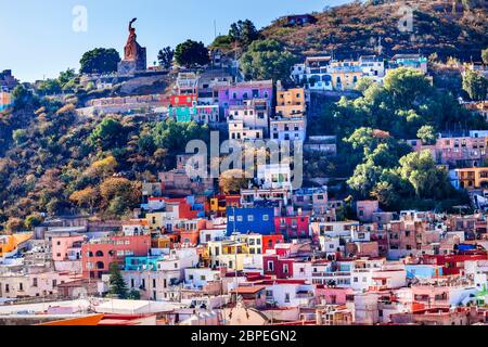 Molti di colore arancio blu rosso Case El Pipila statua Guanajuato Messico Foto Stock