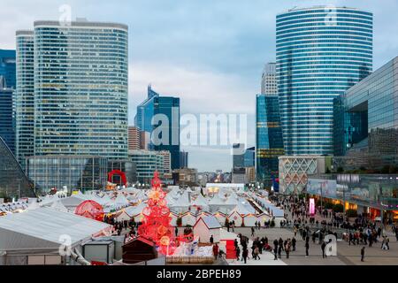 Albero di natale e di mercato tra i grattacieli a Parigi, Francia Foto Stock