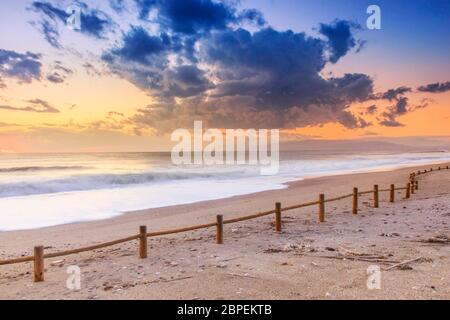 Sunset beach vicino a Almeria. Parco Naturale Cabo de Gata, Spagna. Andalusia Foto Stock