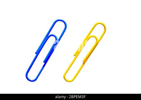 Clip di carta blu e gialla, UNO strumento utilizzato per l'ufficio, isolate su sfondo bianco Foto Stock