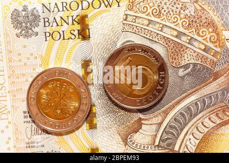 Fotografato vicino a monete in polacco. Polish Zloty impilati insieme, profondità di campo Foto Stock