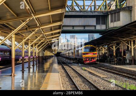 Bangkok-Thailandia 4 luglio 2017: Nuove fermate del treno speciale espresso alla stazione ferroviaria di Hua Lamphong, Bangkok, Thailandia Foto Stock