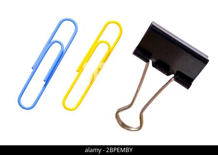 Clip di carta blu gialla e nera, UNO strumento utilizzato per l'ufficio, isolate su sfondo bianco Foto Stock
