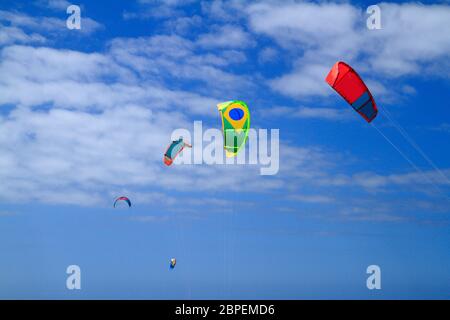 Il kitesurfing sull isola di Fuerteventura, Isole Canarie, Spagna Foto Stock