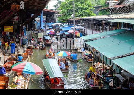 Ratchaburi-Thailandia LUGLIO 21 2018: Mercato galleggiante Damnoen Saduak, Provincia Ratchaburi, Thailandia Foto Stock