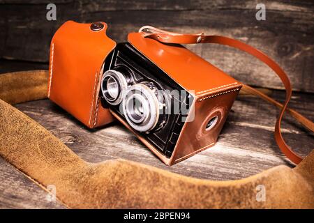 Foto d'epoca la fotocamera su una superficie in legno Foto Stock