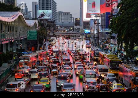 Bangkok-Thailandia AGOSTO 28 2018: Ingorgo stradale su Ratchadamri Rd, da Pratunam intersezione in serata dopo il lavoro e pioggia Foto Stock