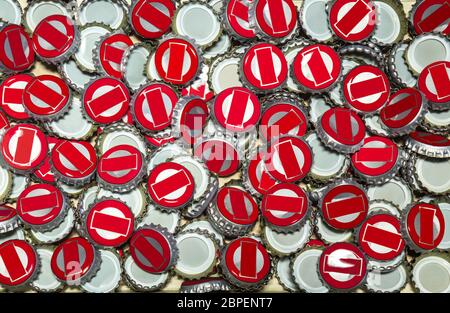 Gran mucchio di birra i tappi di bottiglia sullo sfondo Foto Stock