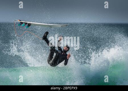 Un surfista che si dilata a Fistral a Newquay in Cornovaglia. Foto Stock