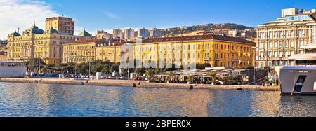 Città di Rijeka waterfront barche architettura e vista panoramica sul golfo del Quarnero, Croazia Foto Stock