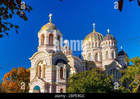 Natività di Cristo Duomo su un cielo blu estate giornata soleggiata, Riga, Lettonia Foto Stock