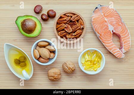 Selezione di fonti alimentari di omega 3 e di acidi grassi insaturi. Super alimenti ad alto contenuto di omega 3 e grassi insaturi di alimenti sani. Almond ,pecan ,nocciole,noce Foto Stock