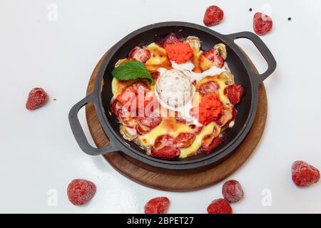 Banana e fragole al forno con gelato. Dessert estivo fresco Foto Stock