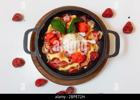 Banana e fragole al forno con gelato. Dessert estivo fresco Foto Stock