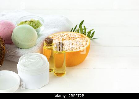 L'olio di arance da arancione a verde di sfondo per studio Foto Stock