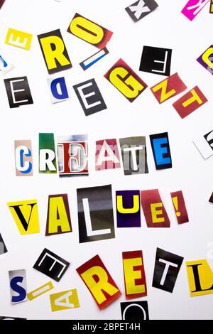 Una parola di scrittura di testo che mostra il concetto di creazione di valore di diversi magazine giornali lettera per il business case sullo sfondo bianco con spazio Foto Stock
