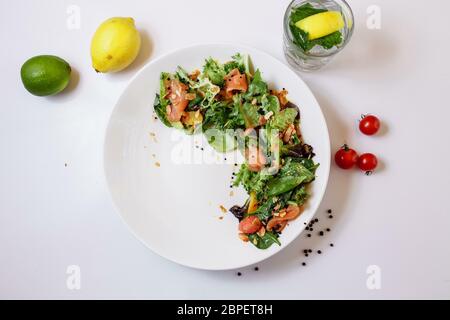 Insalata estiva leggera con salmone fresco. Pranzo leggero per la colazione estiva con pesce rosso salato Foto Stock
