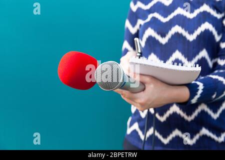 Giornalista prendendo appunti alla conferenza stampa Foto Stock
