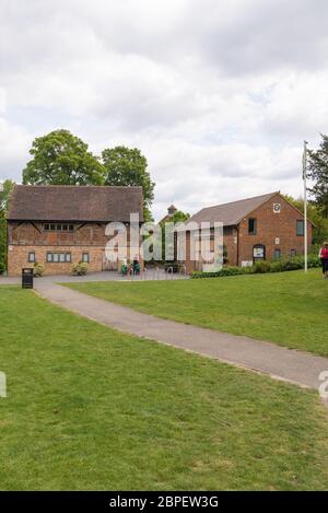 L'edificio restaurato e il giardino cafe' all'Eastcote House Gardens, Eastcote, Middlesex, Inghilterra, UK Foto Stock