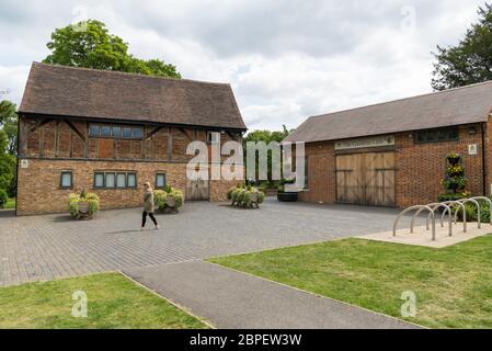 L'edificio restaurato e il giardino cafe' all'Eastcote House Gardens, Eastcote, Middlesex, Inghilterra, UK Foto Stock