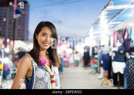 La donna lo shopping al mercato notturno in Thailandia Foto Stock