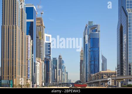 DUBAI, EMIRATI ARABI Uniti - 23 NOVEMBRE 2019: Sheikh Zayed Road con i grattacieli moderni in una giornata di sole, cielo blu Foto Stock