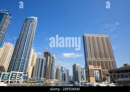 DUBAI, EMIRATI ARABI Uniti - 23 NOVEMBRE 2019: Dubai Marina grattacieli e canale con yacht in una giornata di sole, cielo blu a Dubai Foto Stock