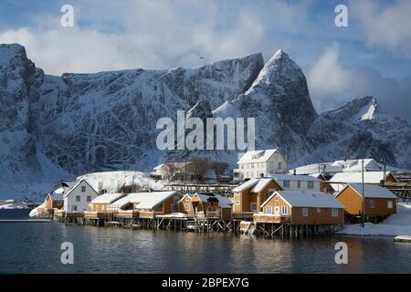 Im Winter auf den Lofoten an der Stadt Sakrisoy nei in Norwegen. Foto Stock